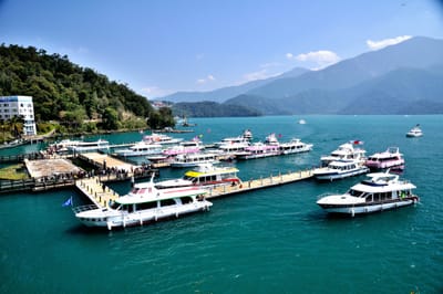 伊達邵碼頭停泊的遊艇與碧綠湖景