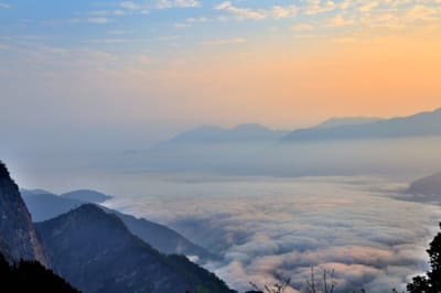 晨曦光彩映照小笠原山遼闊雲海