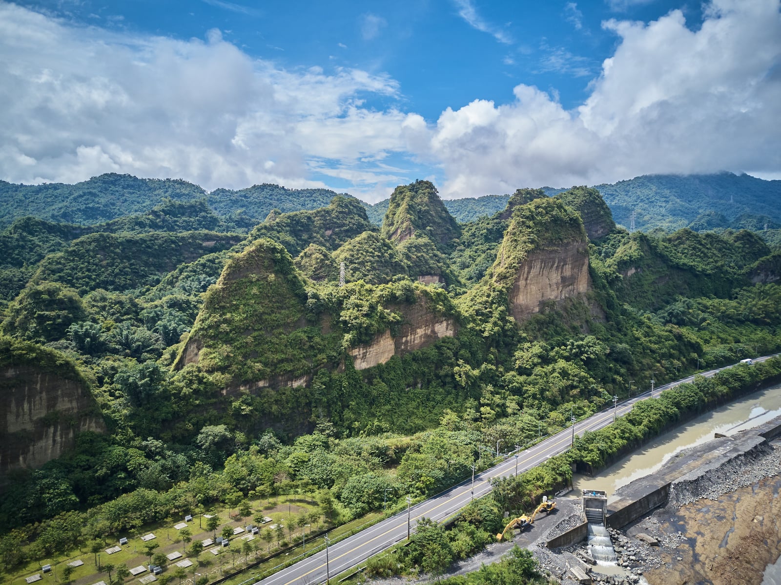 藍天白雲下奇岩錯落的十八羅漢山風光｜國內本島（南部）