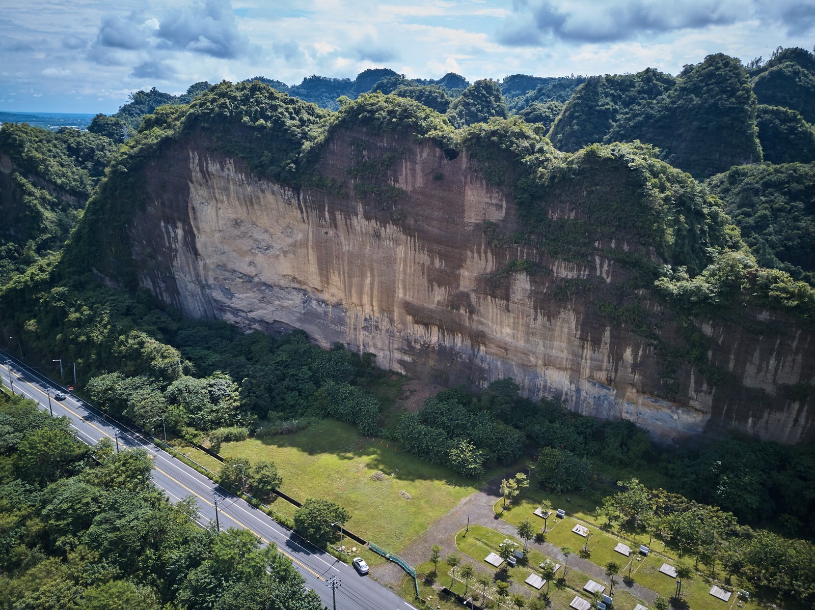十八羅漢山壯麗的陡峭山壁與綠意風光｜國內本島（南部）
