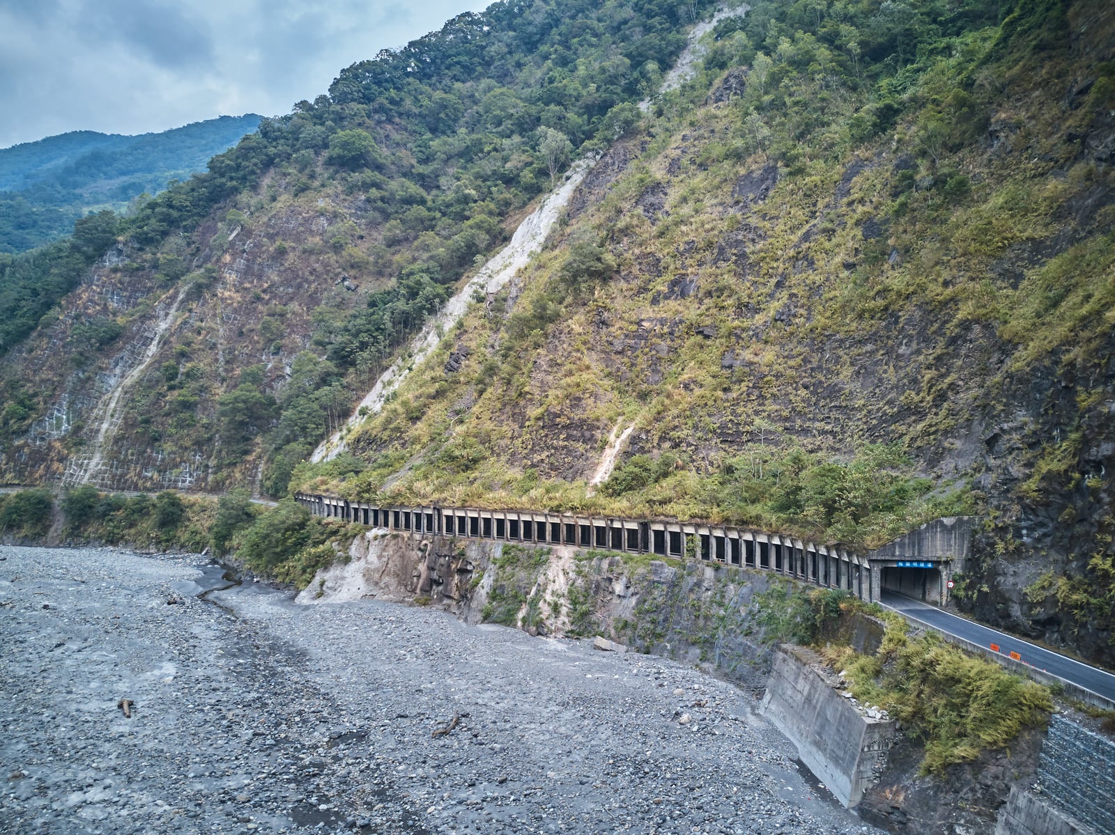 桃源區梅山巷山壁旁的明隧道與乾涸河床｜國內本島（南部）