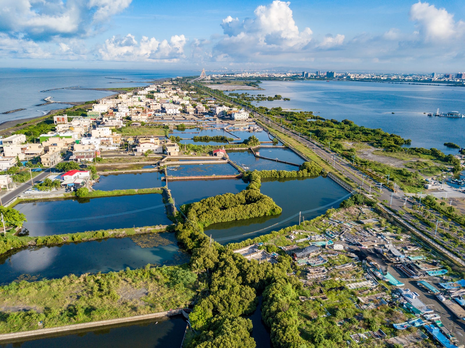 晨光中的大鵬灣濱灣公園與養殖魚塭風光｜國內本島（南部）