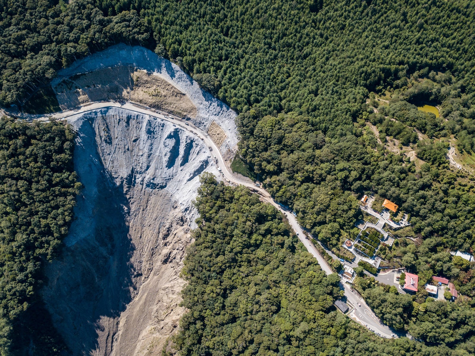 長青祠旁的大崩壁與山間公路空拍｜國內本島（南部）