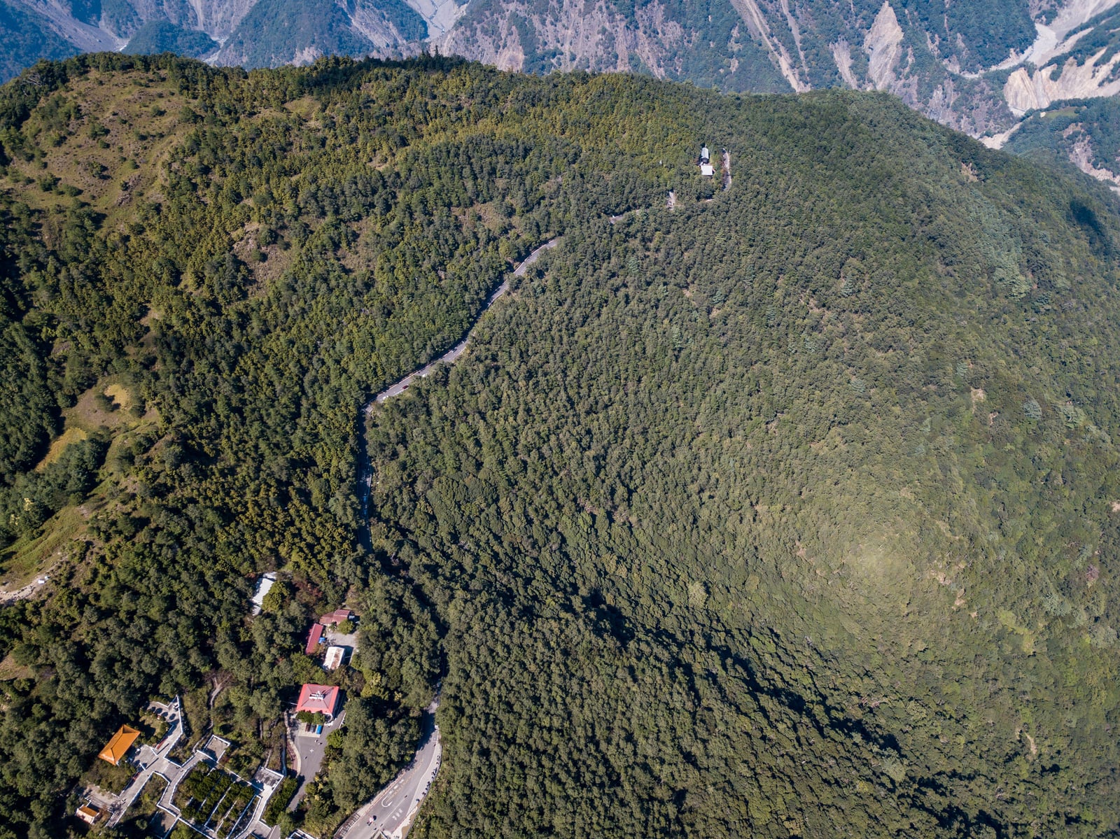 高空俯瞰桃源區山林與蜿蜒公路景致｜國內本島（南部）