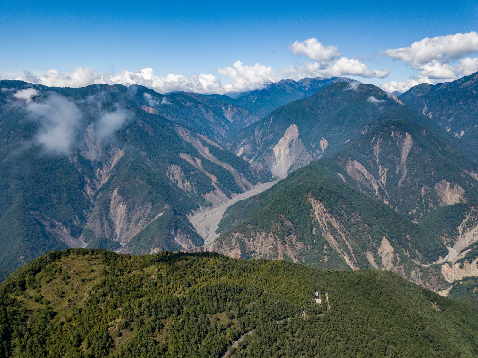 群山環抱中的長青祠高空俯瞰｜國內本島（南部）