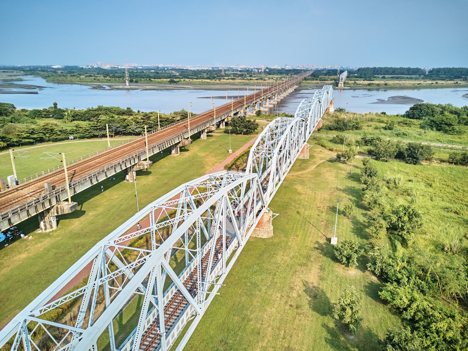 舊鐵橋濕地生態公園的鋼桁架鐵道風光｜國內本島（南部）