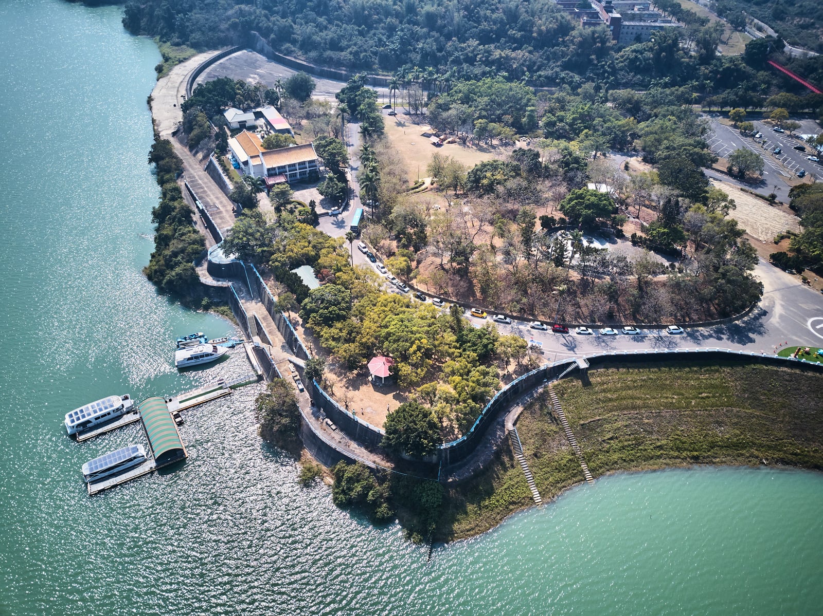 鳥山頭水庫岸邊遊湖碼頭與停泊船隻｜國內本島（南部）