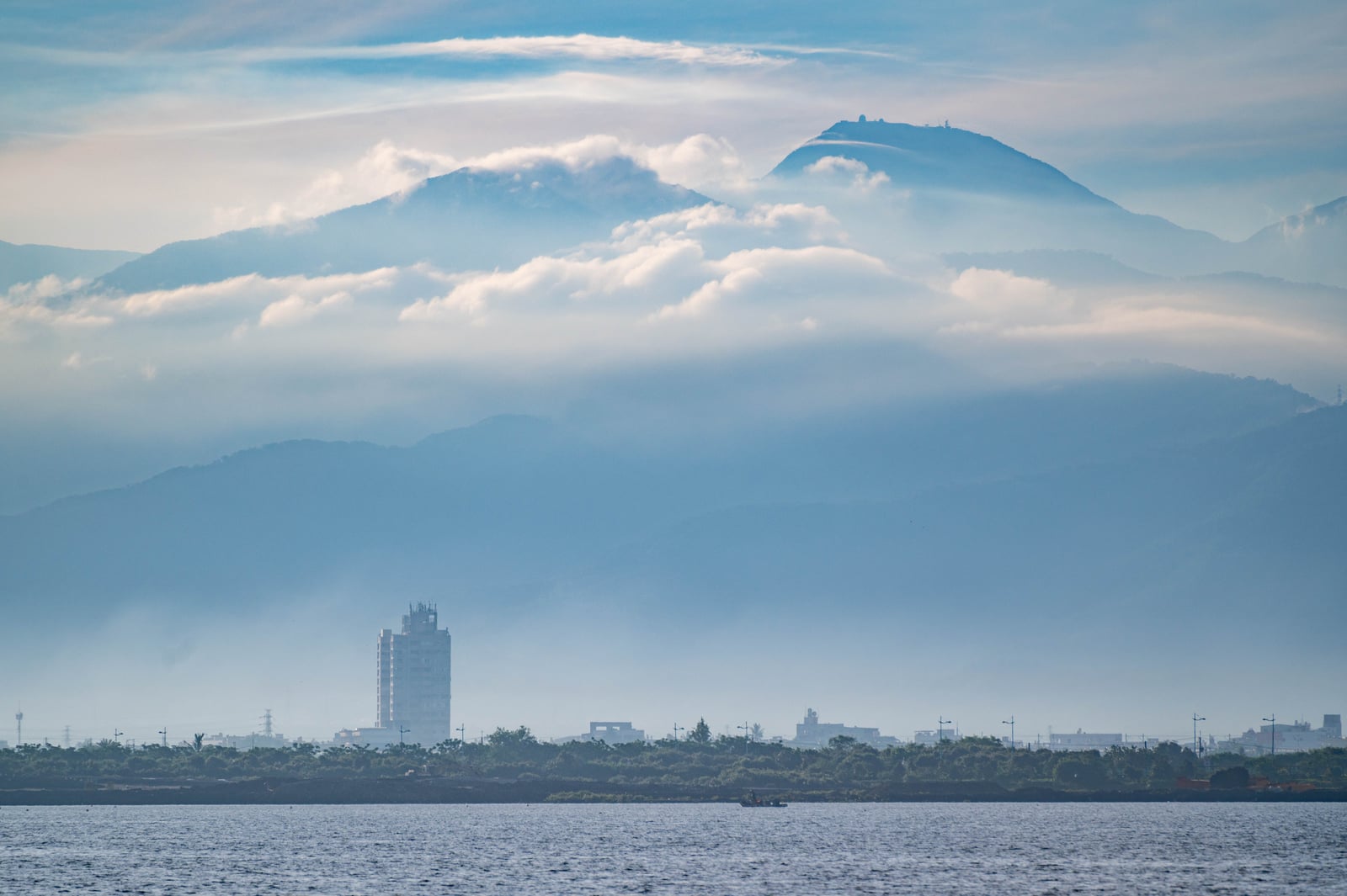 晨光雲海中的遠山與海岸風光｜國內本島（南部）
