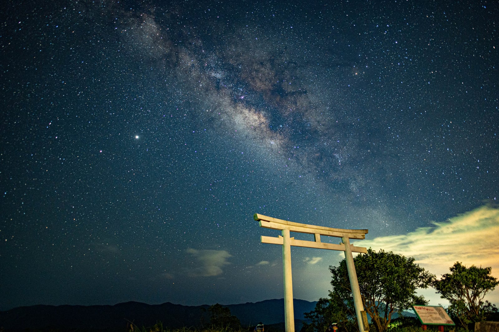 高士佛遊客中心夜空下的白色鳥居與壯麗銀河｜國內本島（南部）