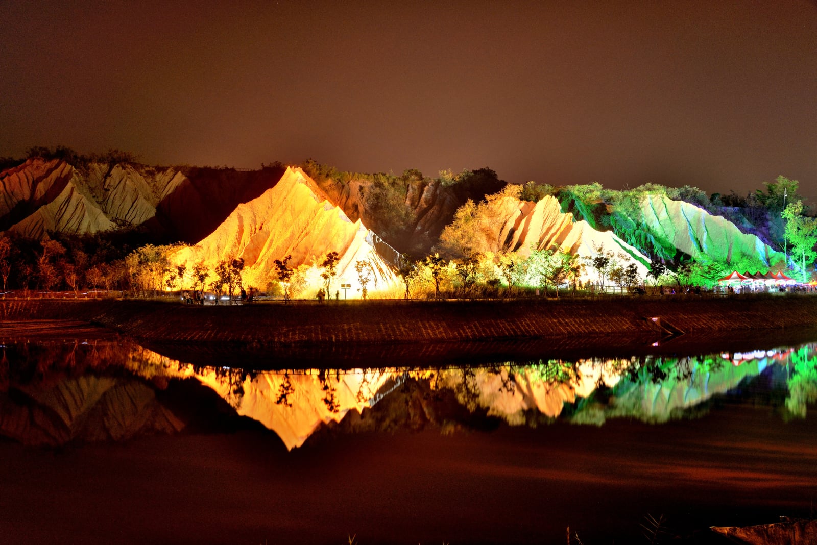田寮月世界地景公園夜間燈光惡地倒影｜國內本島（南部）