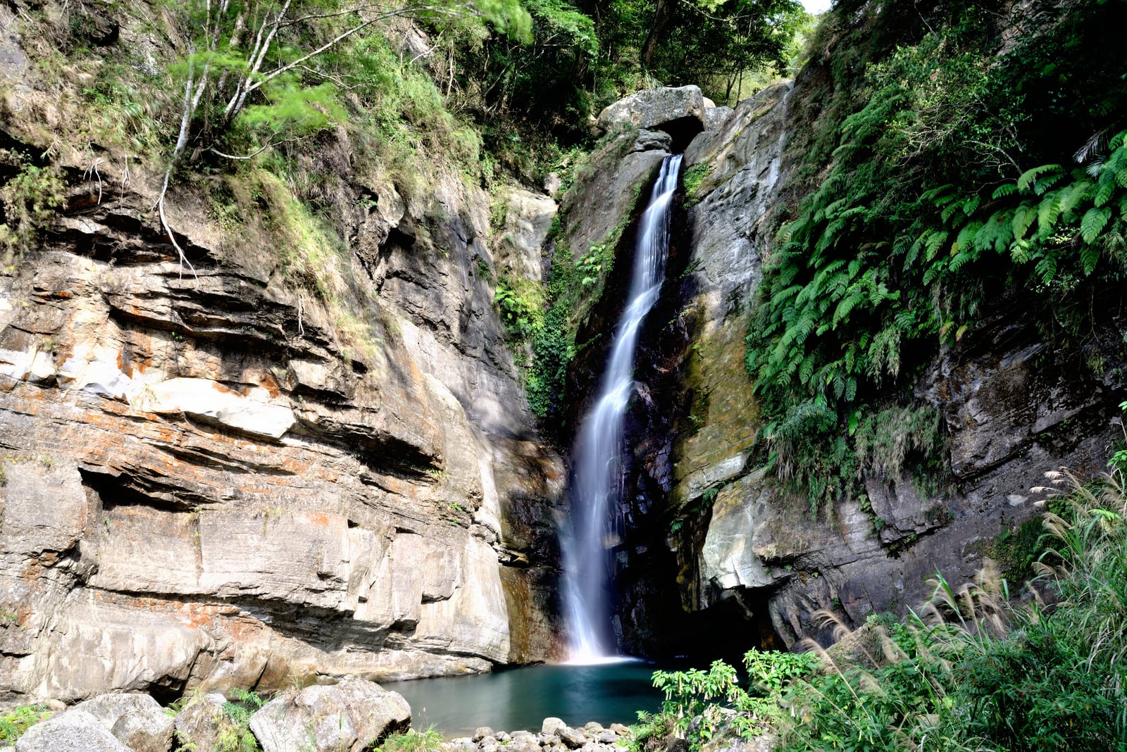 太興岩步道旁幽靜的瀑布溪谷景色｜國內本島（南部）