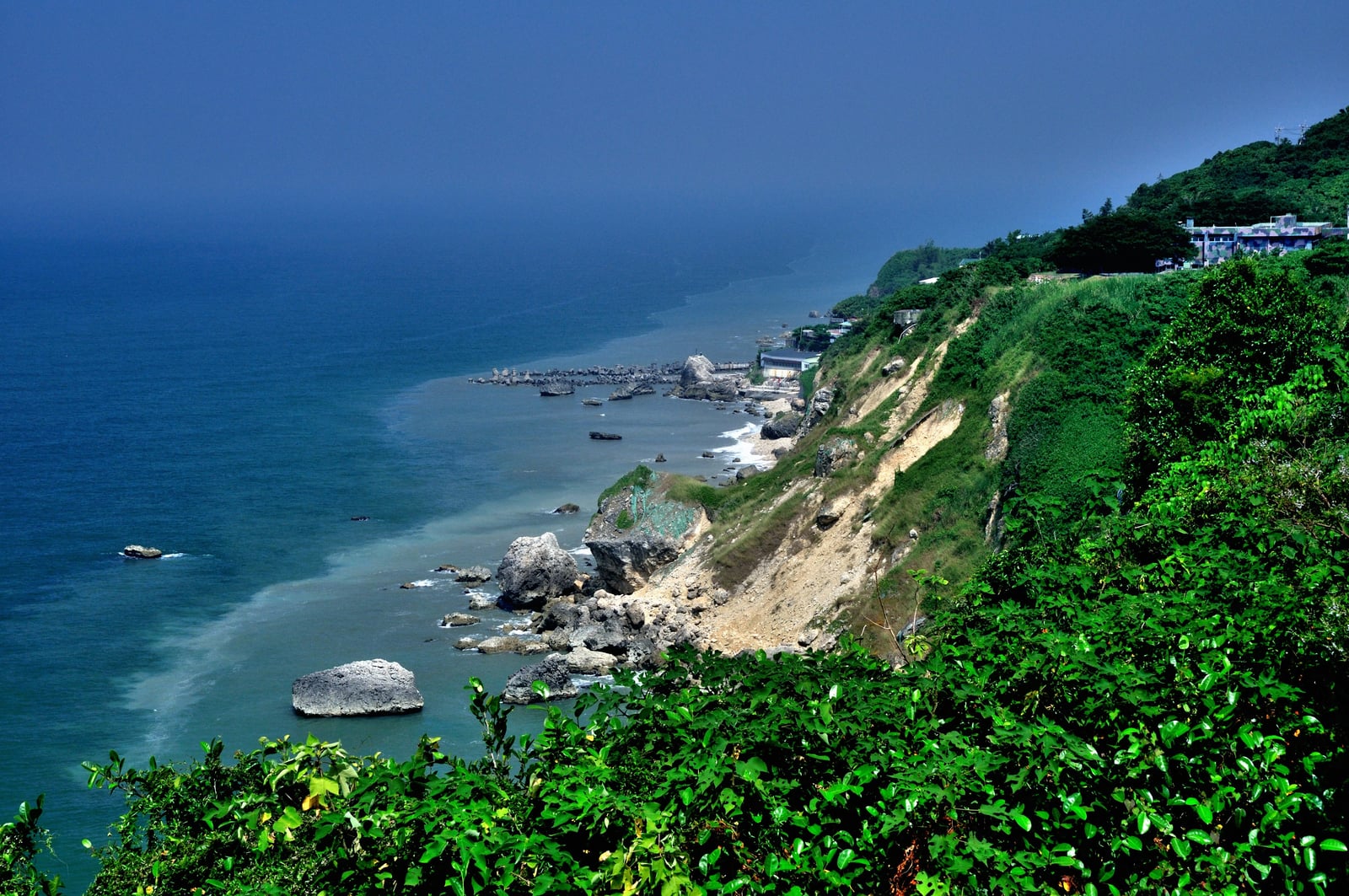 西子灣海岸峭壁與蔚藍海景｜國內本島（南部）