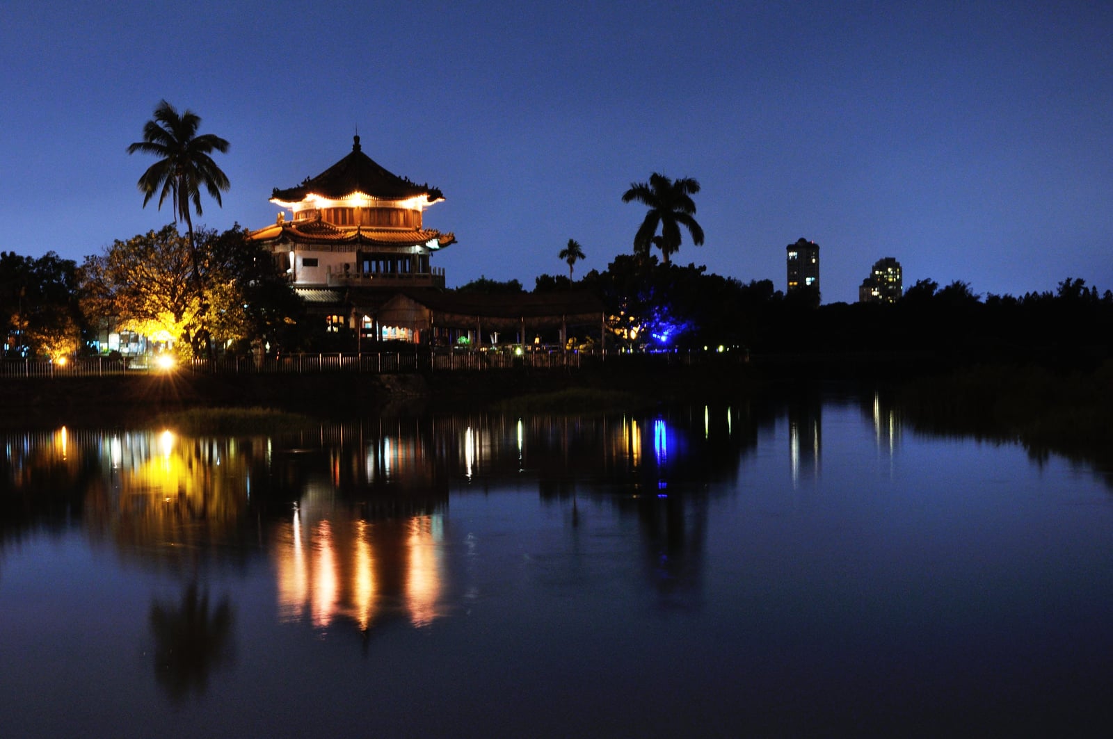 澄清湖畔古色古香的夜景倒影｜國內本島（南部）