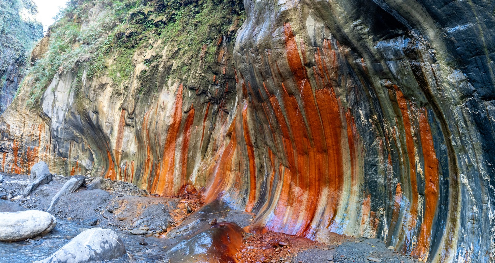 哈尤溪黃金瀑布七彩岩壁與溪谷景觀｜國內本島（南部）