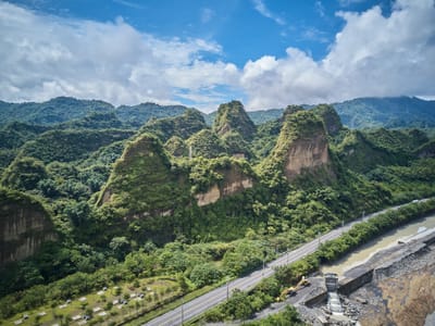 藍天白雲下奇岩錯落的十八羅漢山風光