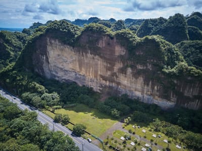 十八羅漢山壯麗的陡峭山壁與綠意風光