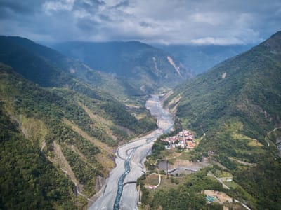 群山環抱中的梅山巷山谷河床風光