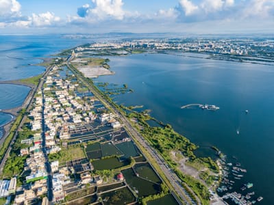 晨光中的大鵬灣濱灣公園與沿岸聚落空拍