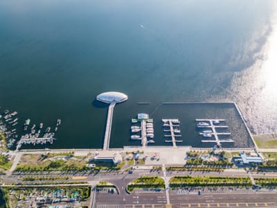 晨光中的大鵬灣濱灣公園與海上船隻泊位