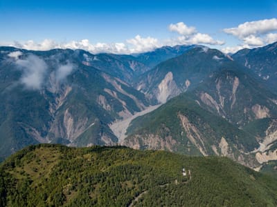 群山環抱中的長青祠高空俯瞰