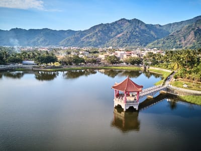 美濃中正亭湖畔風光與遠方青翠山巒
