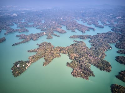 鳥山頭水庫碧綠湖水與交錯島嶼