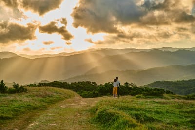旭海大草原觀海亭夕陽斜射與遠山層疊
