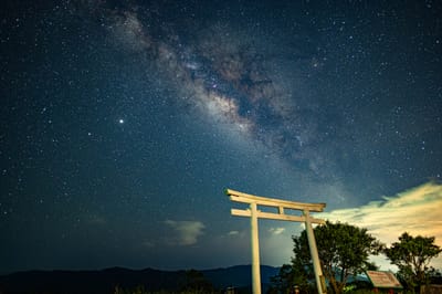 高士佛遊客中心夜空下的白色鳥居與壯麗銀河