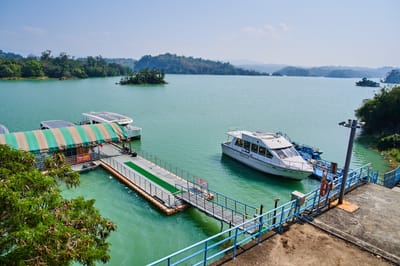 烏山頭水庫翠綠湖面與遊湖船停泊碼頭