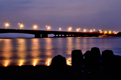 暮色中的四草大橋與粼粼水光夜景