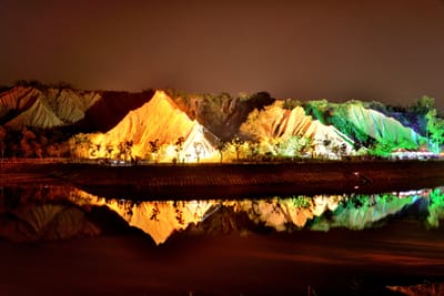 田寮月世界地景公園夜間燈光惡地倒影