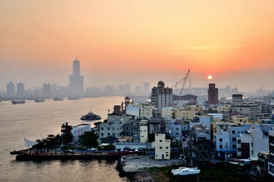 晨光中的高雄港都與旗後燈塔風光