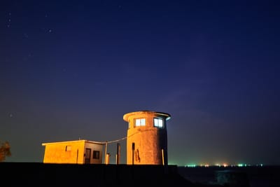夜色中點燈的觀海樓與滿天星斗