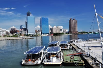 豔陽下停泊太陽能船隻的港灣風光