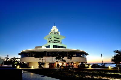 黃昏暮色下點燈的紅毛港文化園區高塔建築