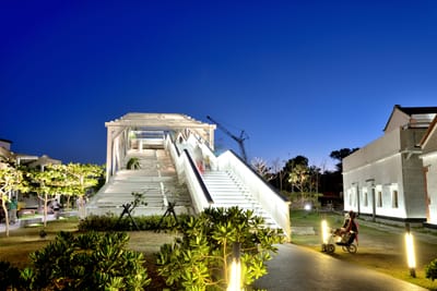 紅毛港文化園區夜間純白建築光影