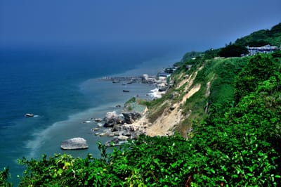 西子灣海岸峭壁與蔚藍海景