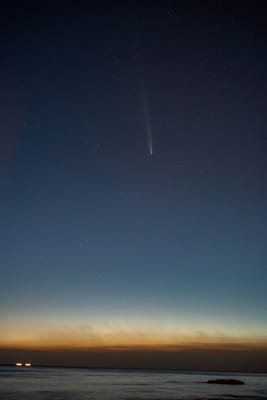 萬里桐夜空中的紫金山阿特拉斯彗星