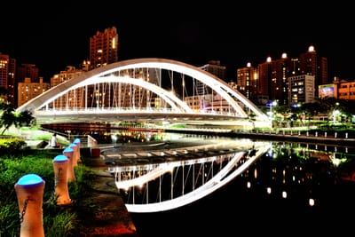 願景橋夜景與河面流光倒影