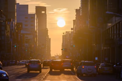 夕陽餘暉下的都市街道車流